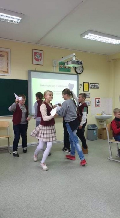 Lietuvių kalbos ir šokio pamoka „Šokantis popierius“.